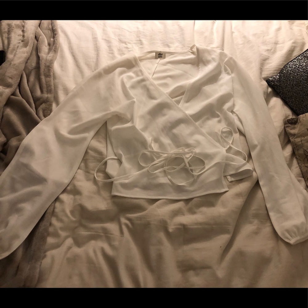 Aritzia/Wilfred long sleeve wrap top